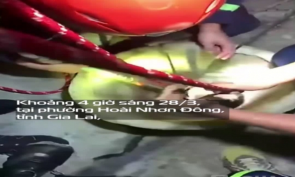 Khoảnh khắc cứu cô gái trẻ rơi xuống giếng trong đêm