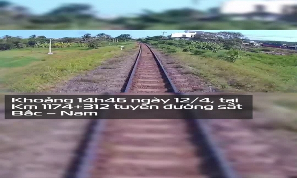 Đau xót khoảnh khắc người trên xe công nông bị tàu hỏa húc bắn văng xa cả chục mét, 3 người thương vong