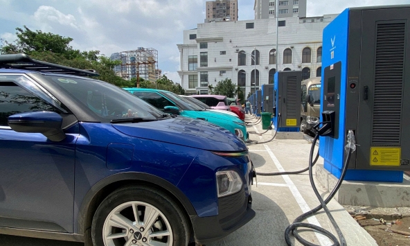 “Mua dễ hơn, dùng rẻ hơn”: Công thức kéo xe điện VinFast tới số đông