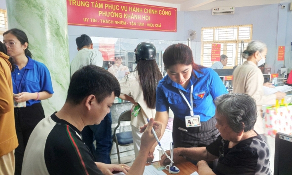 Những “nữ chiến sĩ áo xanh” hỗ trợ người dân thực hiện thủ tục hành chính