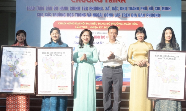 Phường Xuân Hòa trao tặng bản đồ hành chính TP.HCM cho các trường học