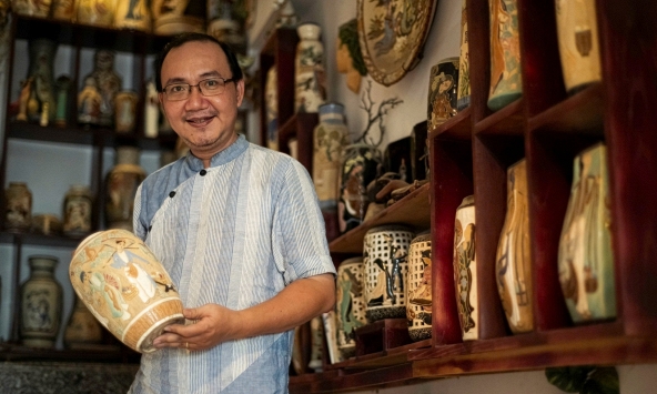 Thạc sĩ Nguyễn Hiếu Tín và đam mê gốm sứ khắc hoạ hình ảnh phụ nữ Việt Nam