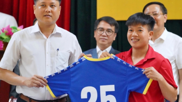 Lần đầu tiên 3 cầu thủ bóng nữ Việt Nam ký hợp đồng có tiền "lót tay" 