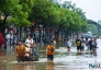 Hà Nội: Nhiều tuyến phố vẫn ngập sâu sau mưa lớn