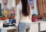 Chiếc quần bò khiến cô giáo trẻ bị chỉ trích 'thiếu đứng đắn': Thôi xin, đừng khiến giáo viên ngộp thở nữa!